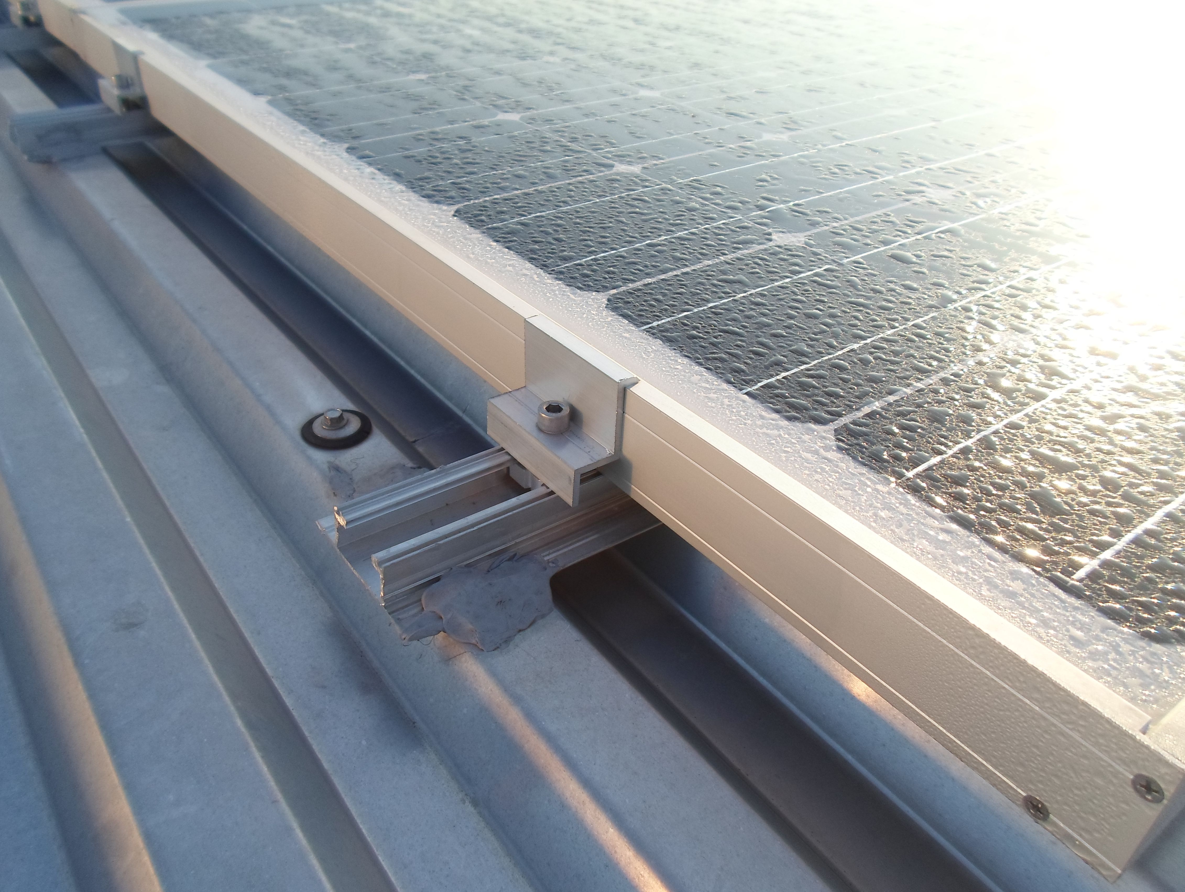 sistema in alluminio per il fissaggio di moduli fotovoltaici